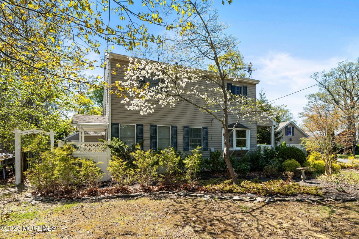 Exterior, Facade, None