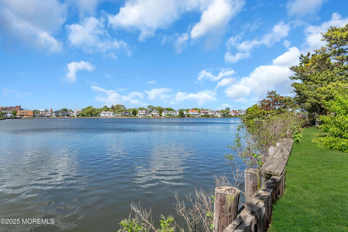Exterior, Lake