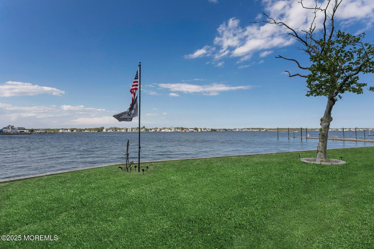 Exterior, Lake