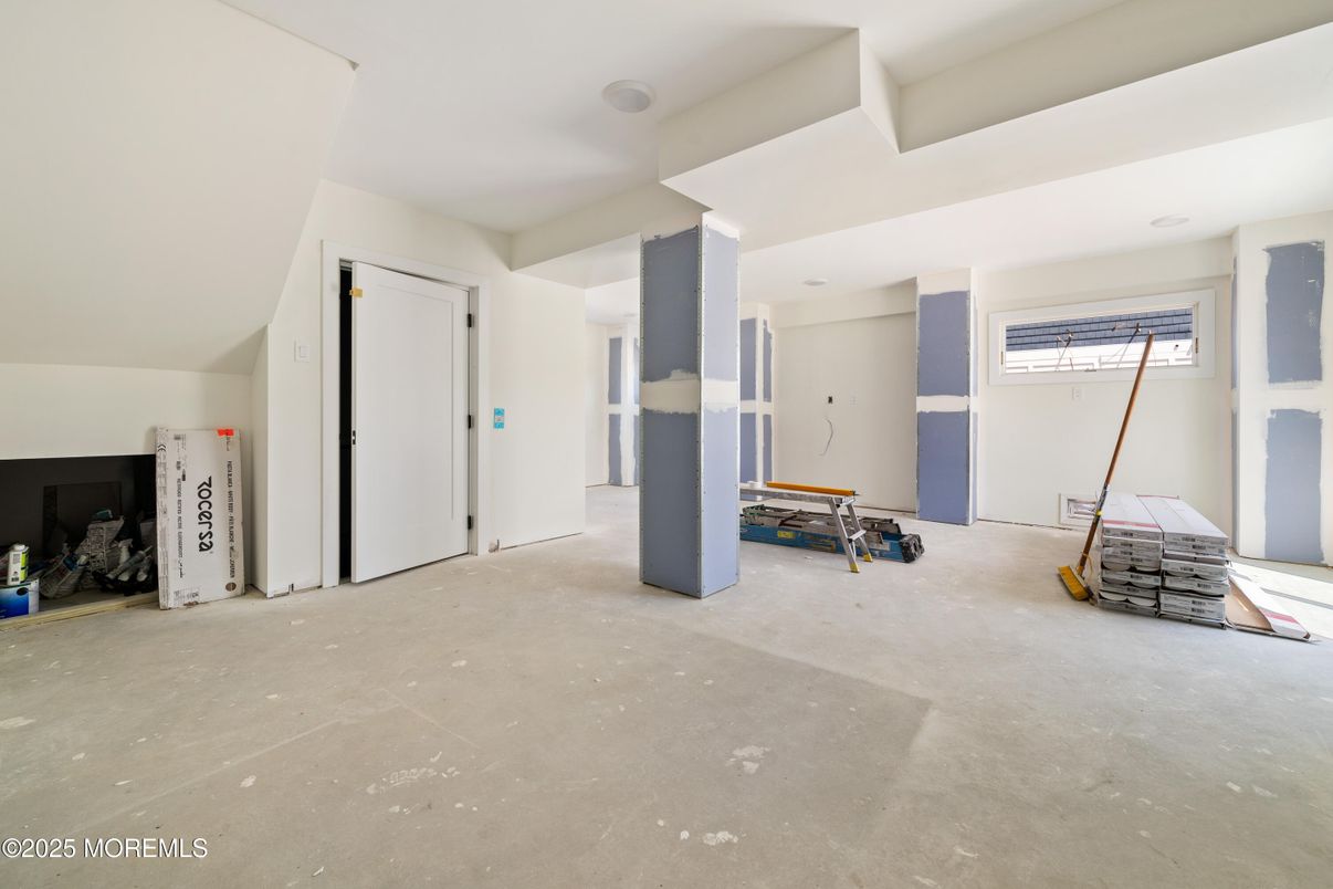 Empty room, Interior