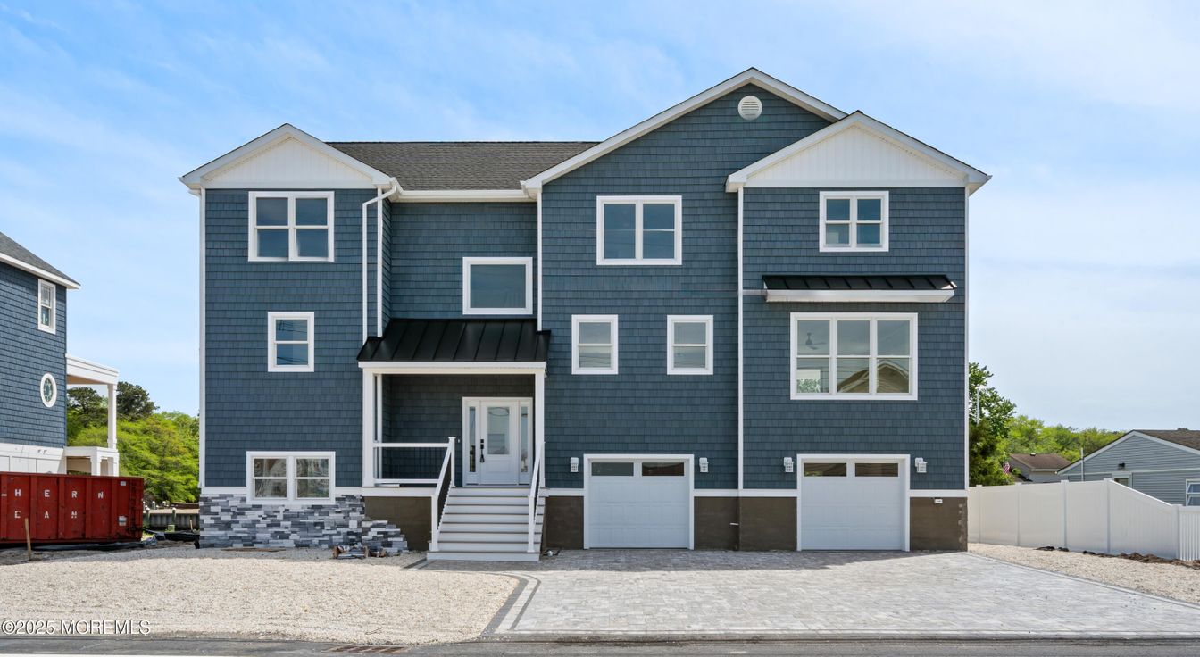 Exterior, Facade, Rowhouse