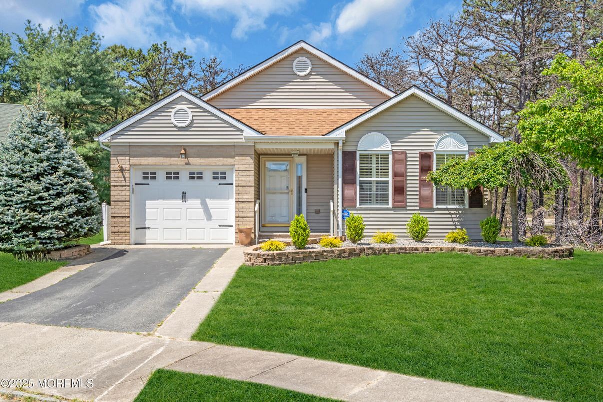Attached, Exterior, Facade, Ranch