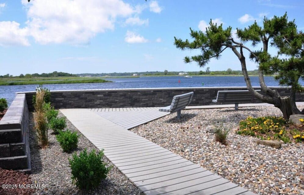 Exterior, Lake