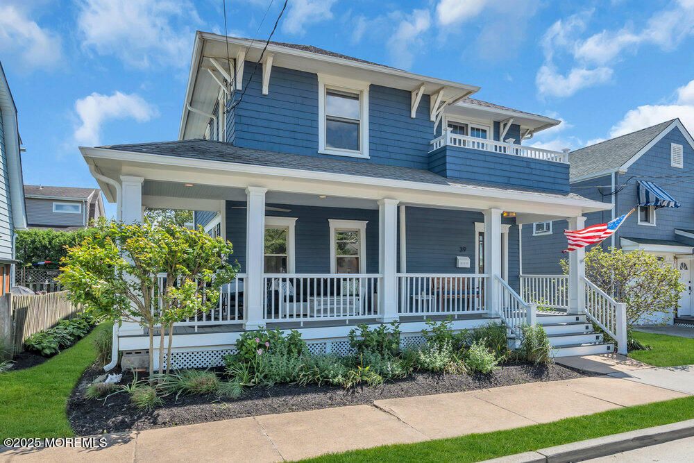 Exterior, Facade, American Foursquare