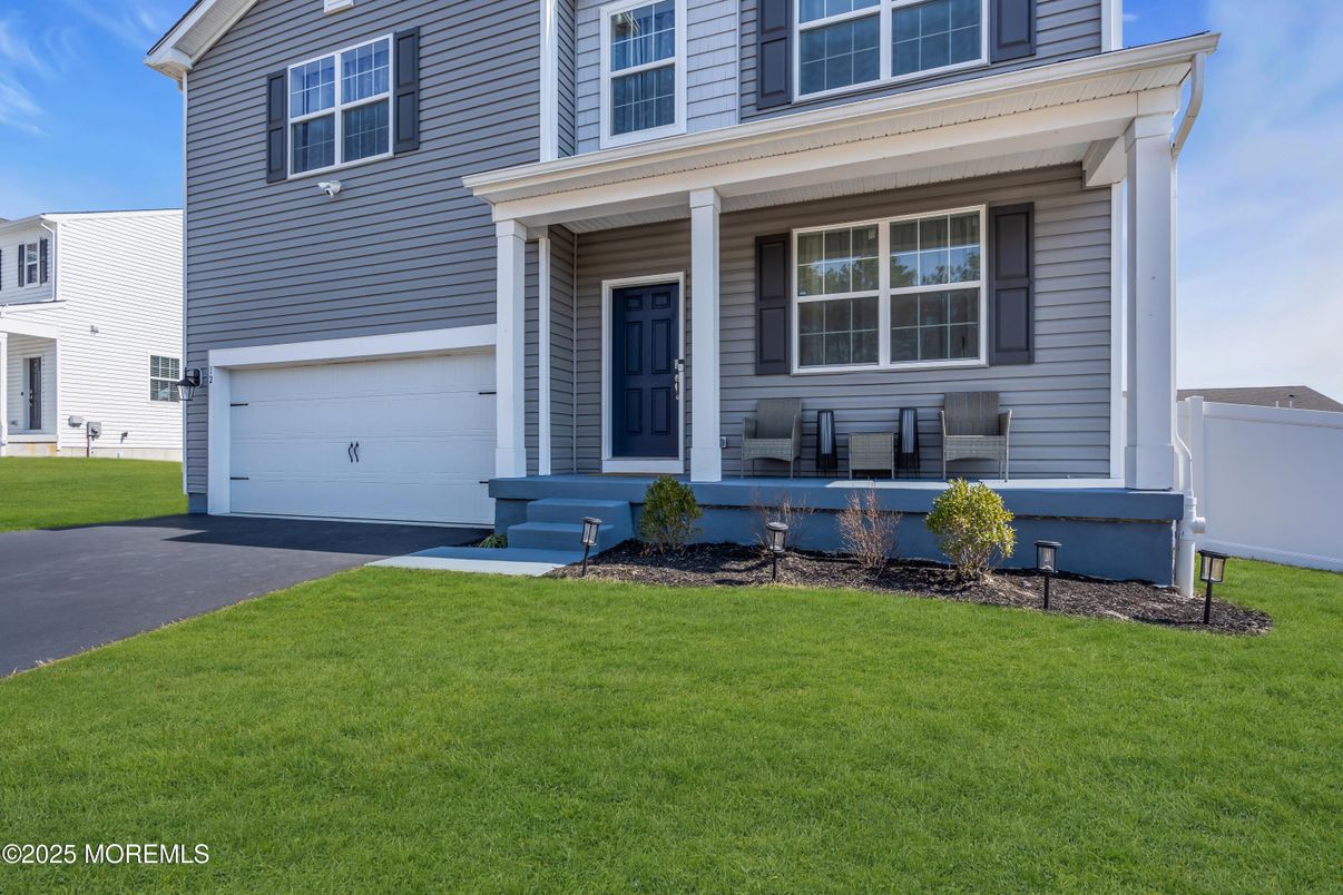 Attached, Exterior, Facade, American Craftsman
