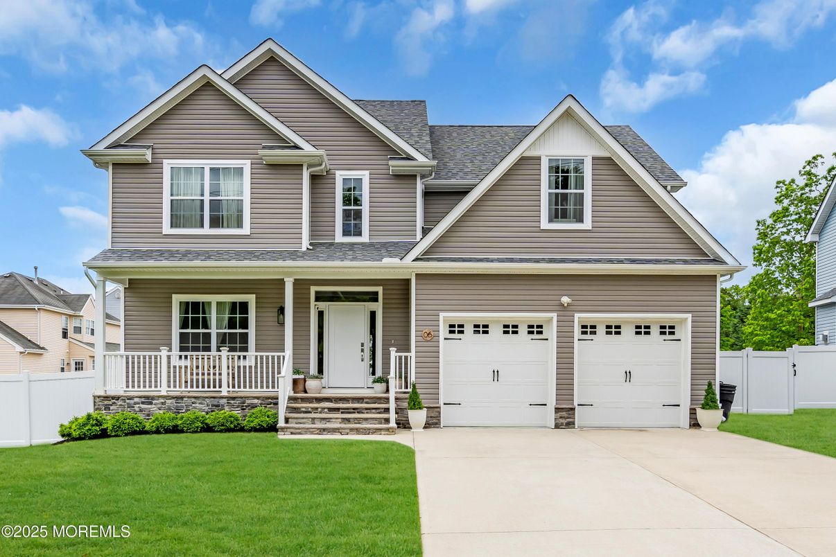 Attached, Exterior, Facade, American Craftsman