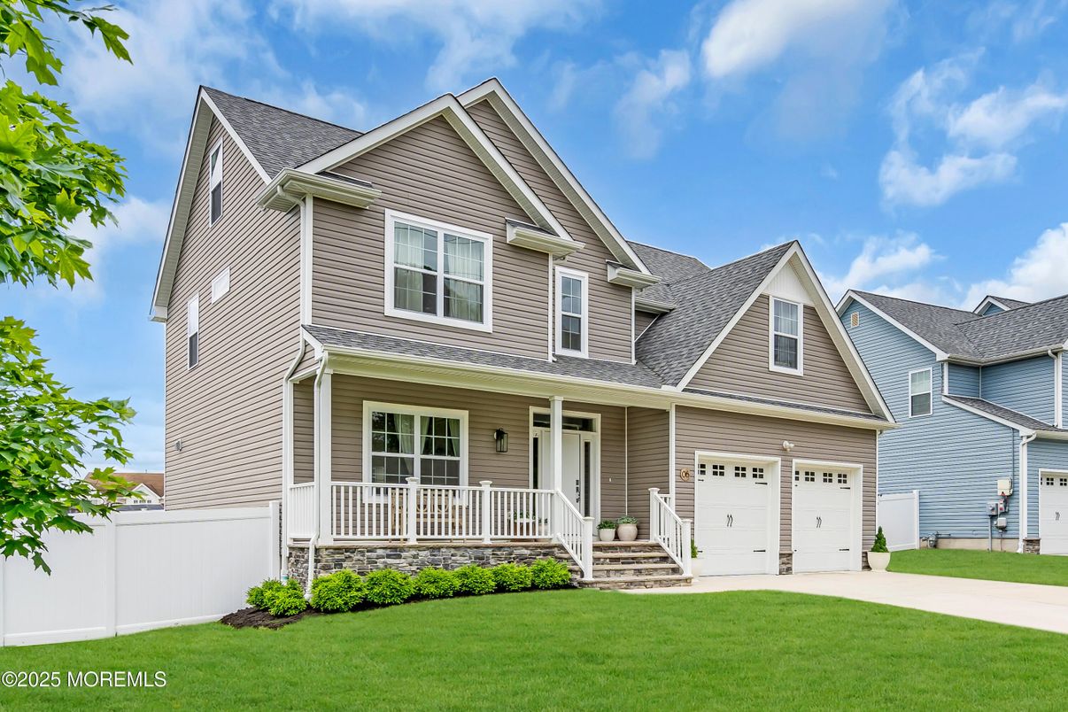 Attached, Exterior, Facade, Farmhouse