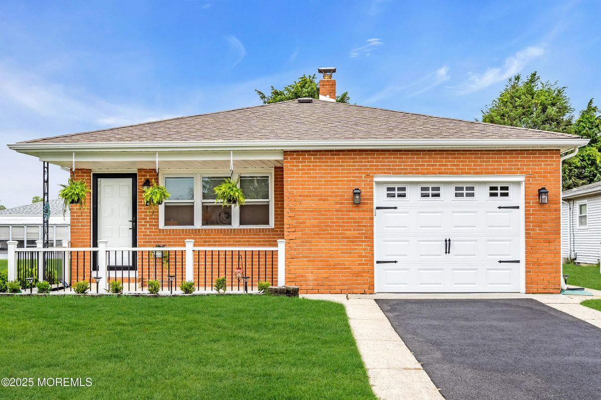 Attached, Exterior, Facade, Brick Facade, Ranch