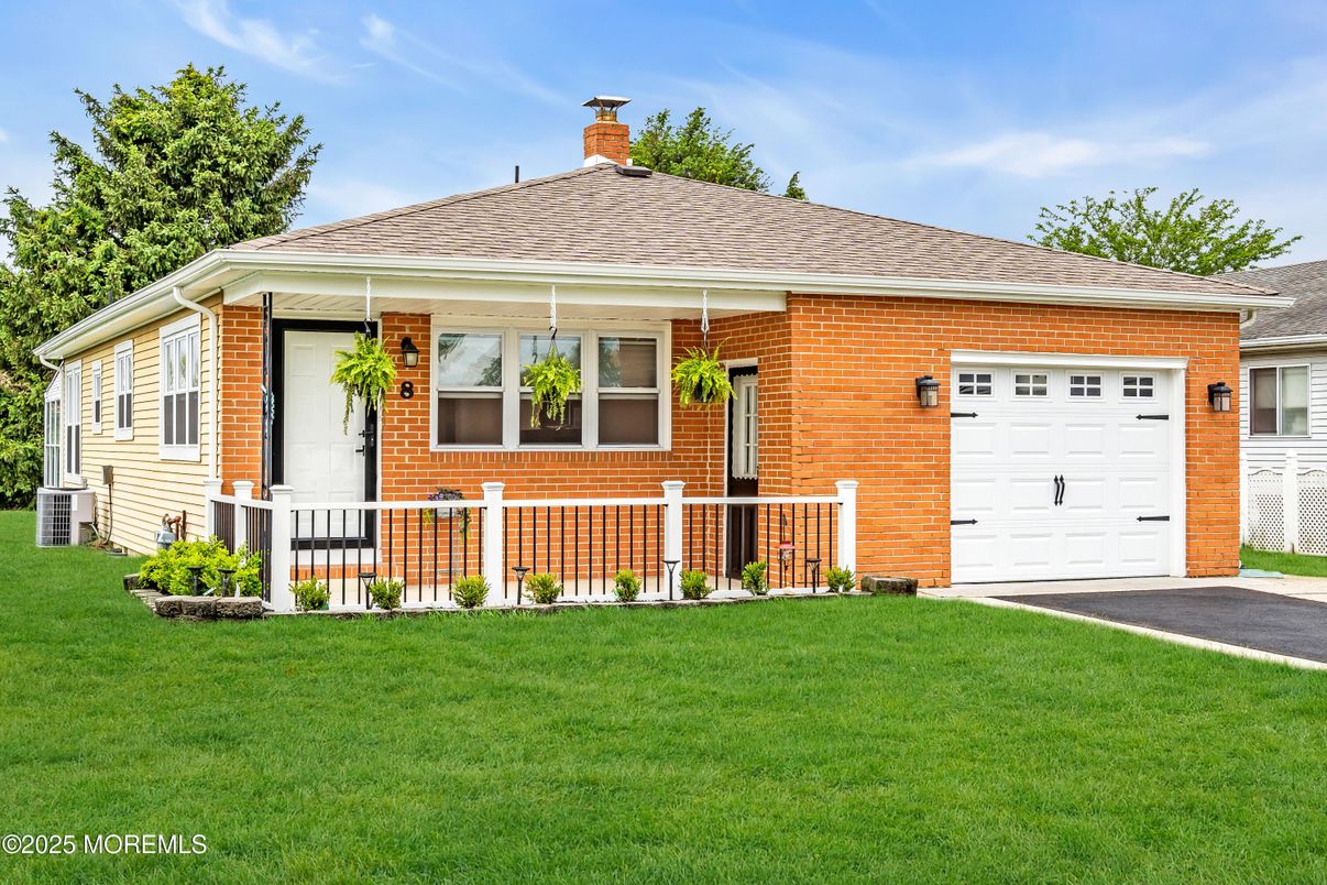 Attached, Exterior, Facade, Brick Facade, Ranch