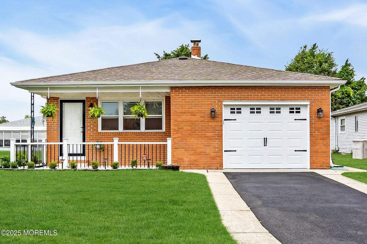 Attached, Exterior, Facade, Brick Facade, Split Level