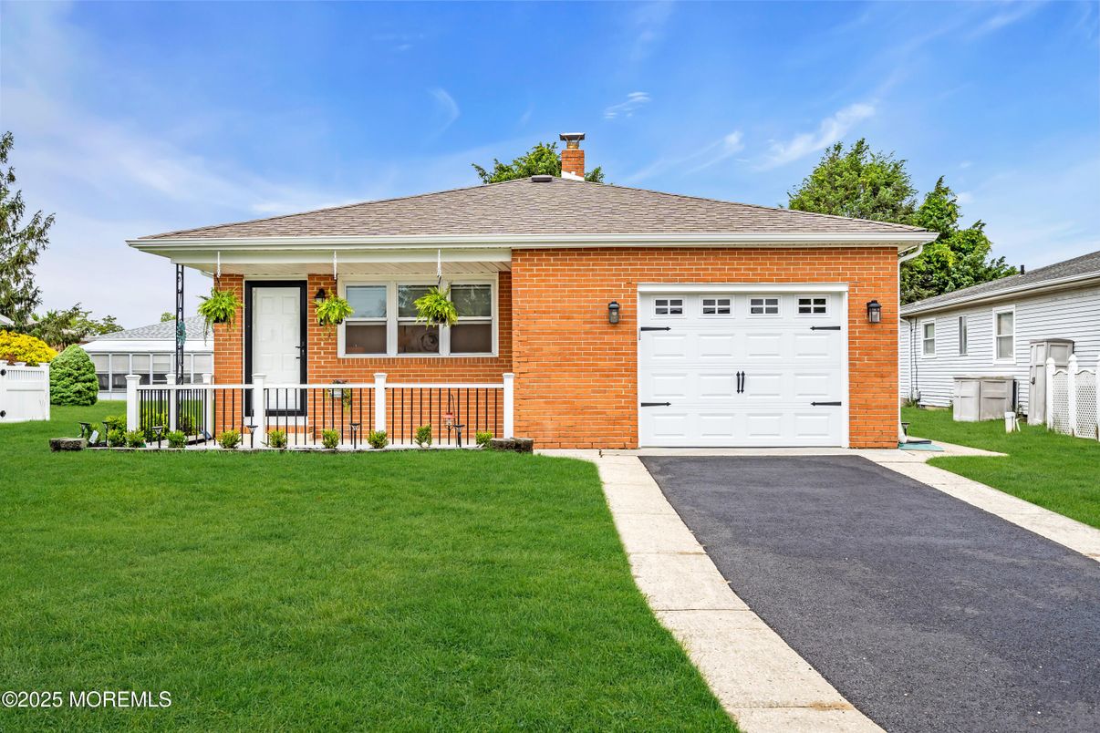 Attached, Exterior, Facade, Brick Facade, Ranch