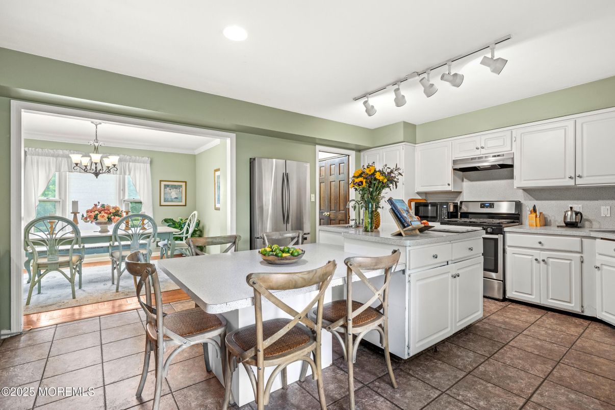 Chandelier, Dining room, Interior, Kitchen, Recessed Lighting, Stainless Steel Appliances