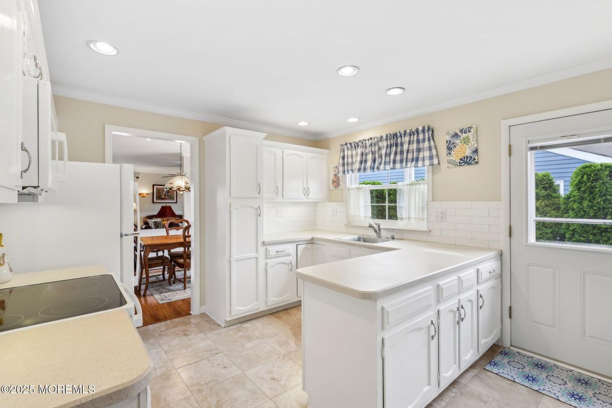 Chandelier, Dining room, Interior, Kitchen, Recessed Lighting, Wood Texture Flooring