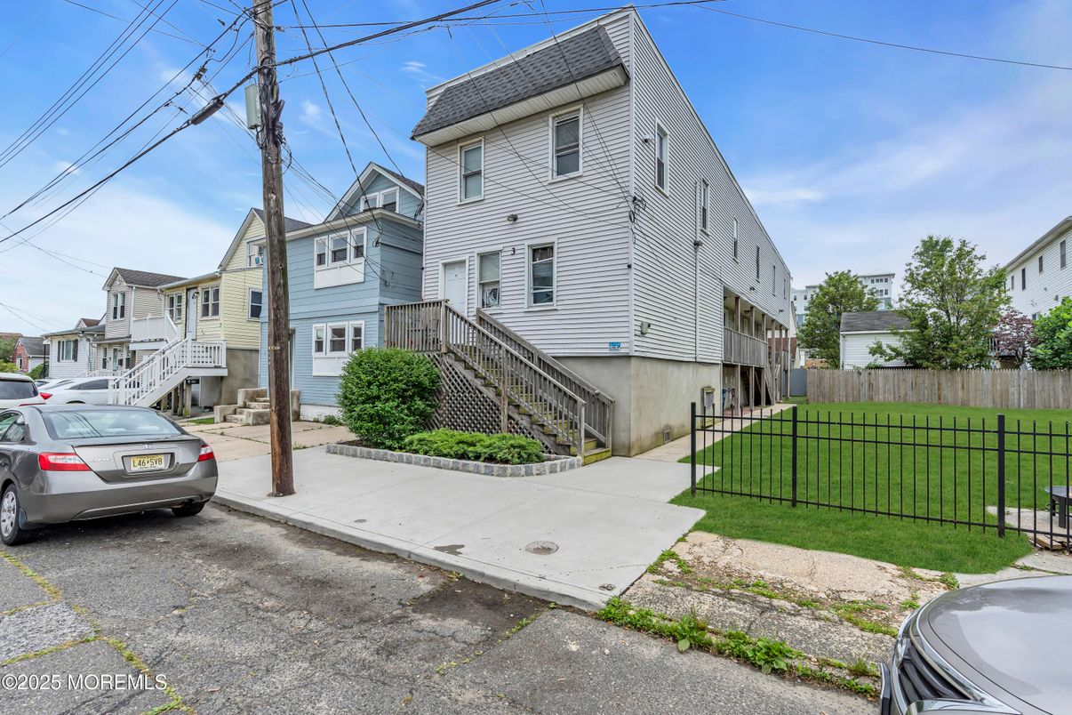 Exterior, Facade, Rowhouse