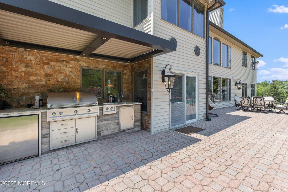Exterior, Outdoor Kitchen