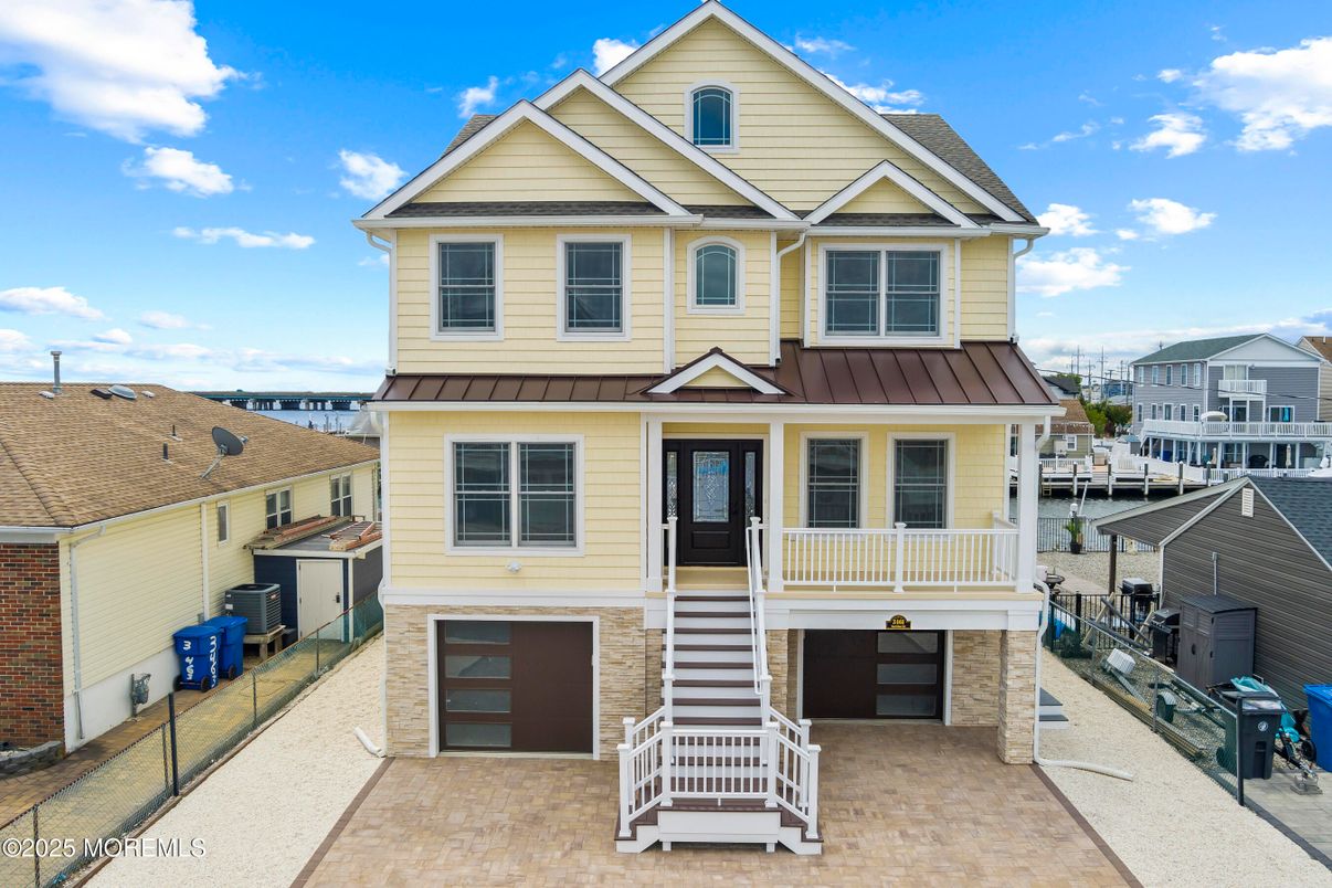 Attached, Exterior, Facade, Queen Anne Victorian