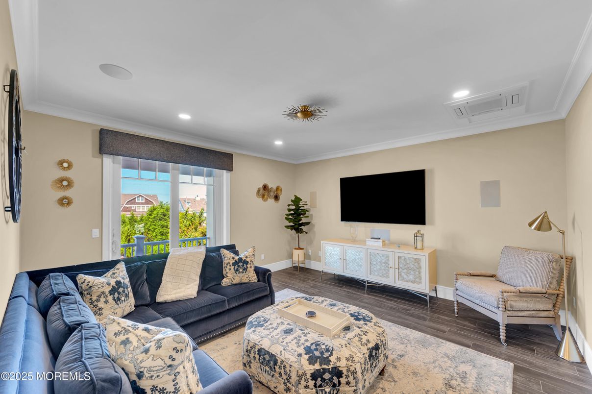 Interior, Living room, Recessed Lighting, Wood Texture Flooring