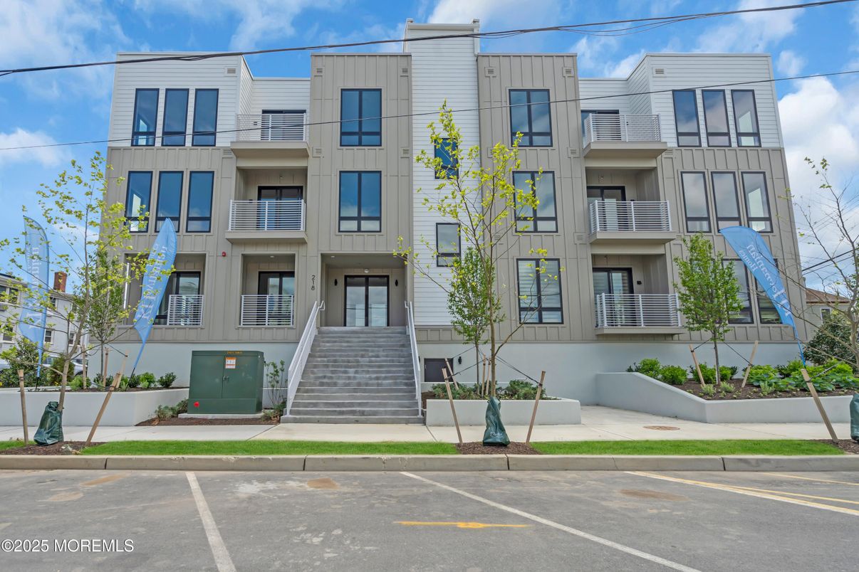Exterior, Facade, Rowhouse