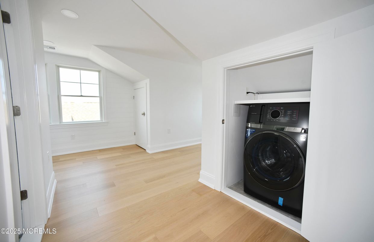 Interior, Utility Closets, Washer, Wood Texture Flooring