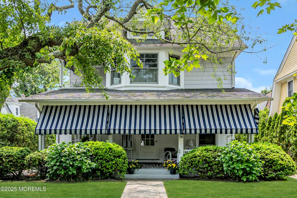 Exterior, Facade, Queen Anne Victorian