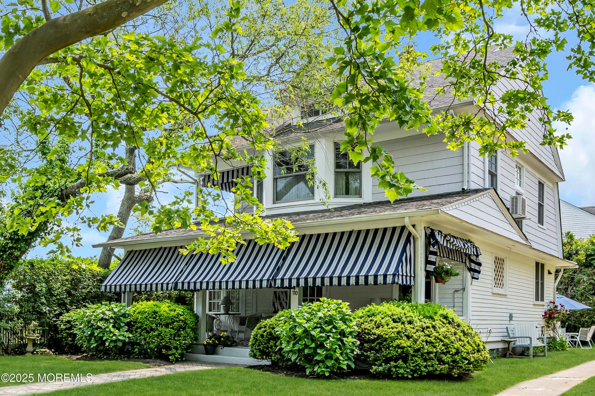 Exterior, Facade, Queen Anne Victorian