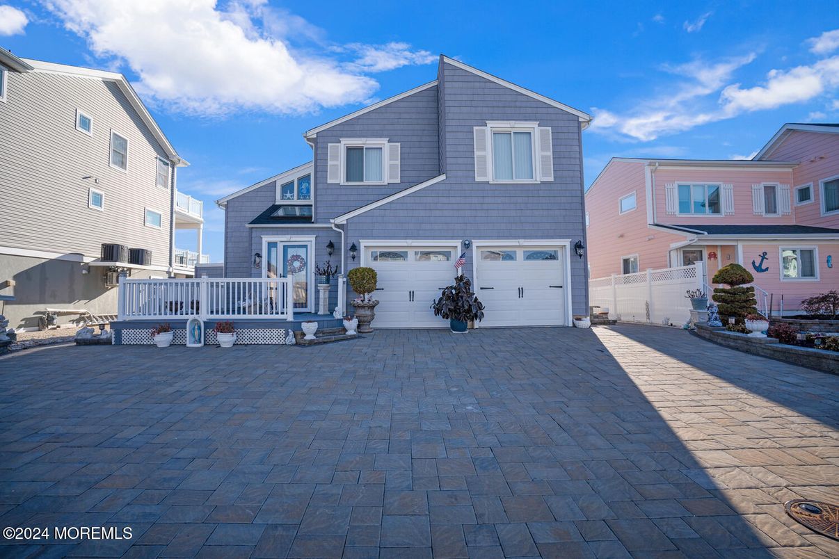 Attached, Exterior, Facade, Rowhouse