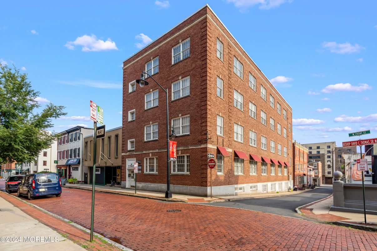 Exterior, Facade, Brick Facade, Chicago School