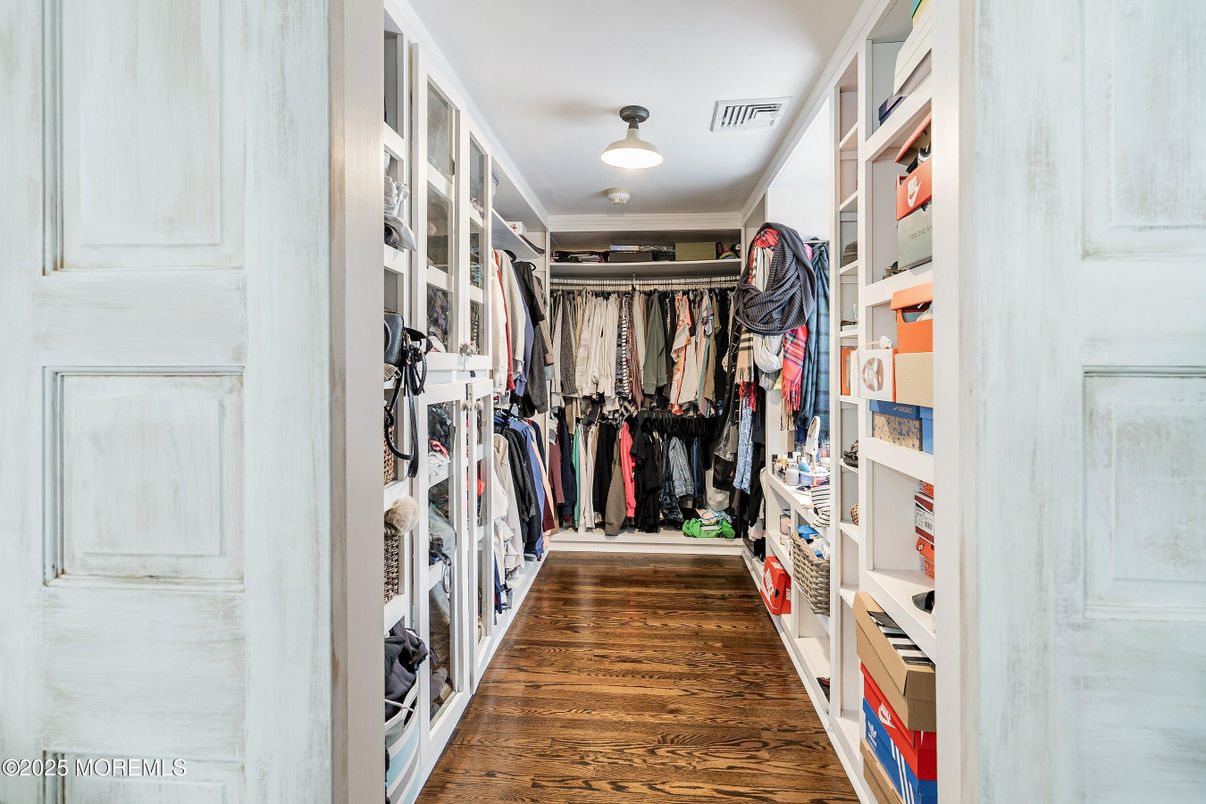 Interior, Walk-in Closets, Wood Texture Flooring