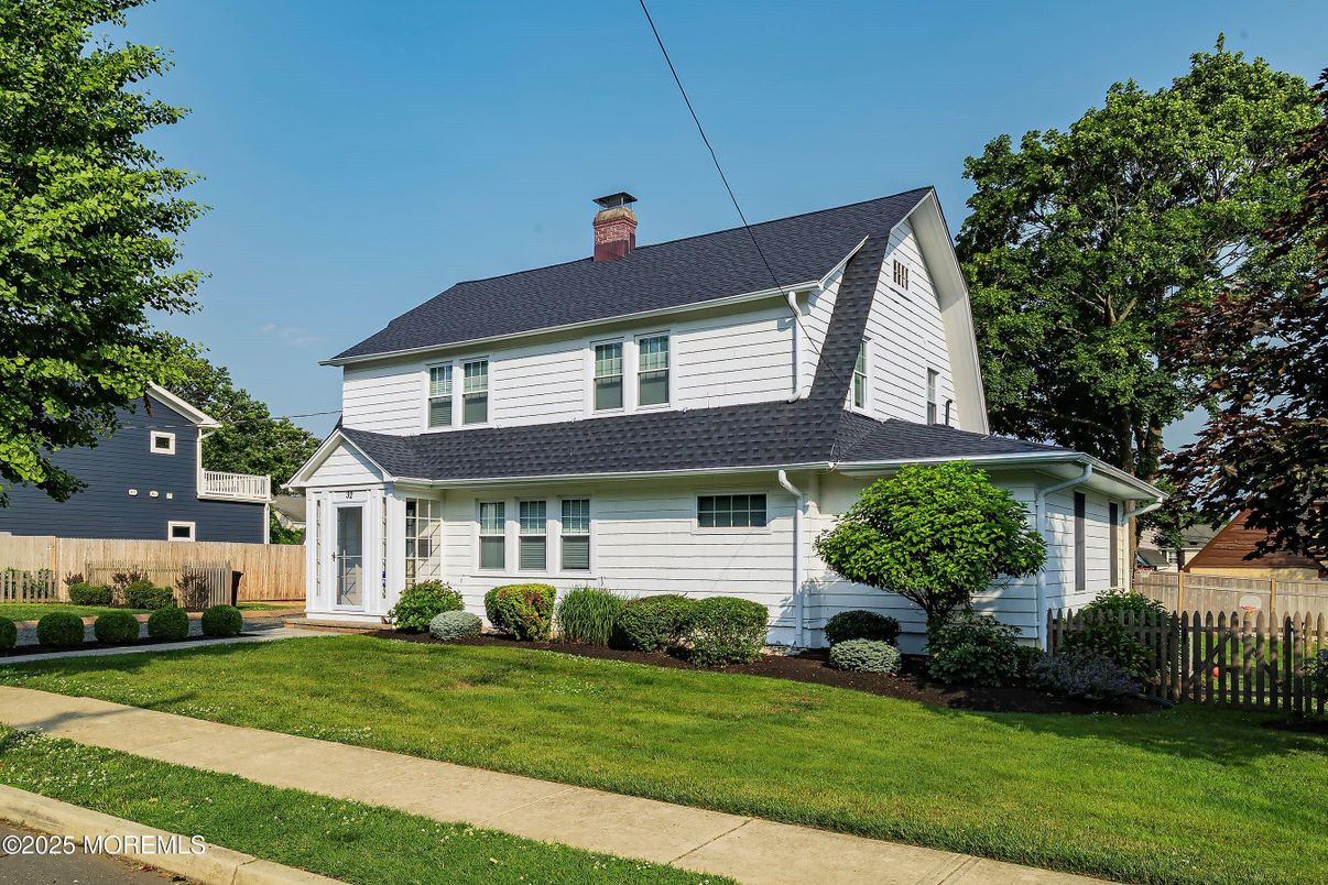 Attached, Exterior, Facade, Queen Anne Victorian