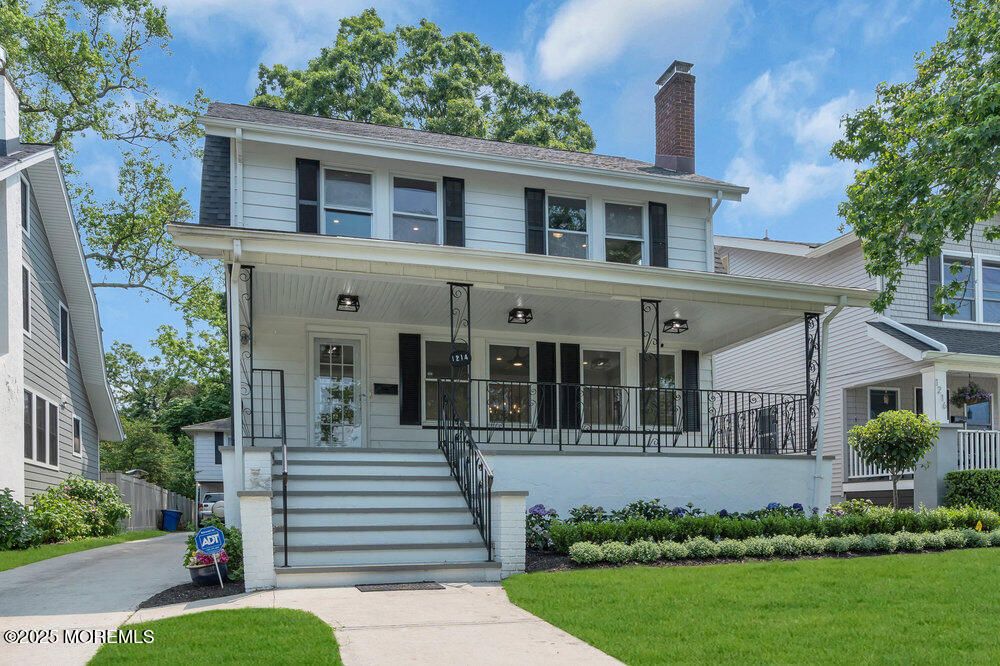 Exterior, Facade, American Foursquare