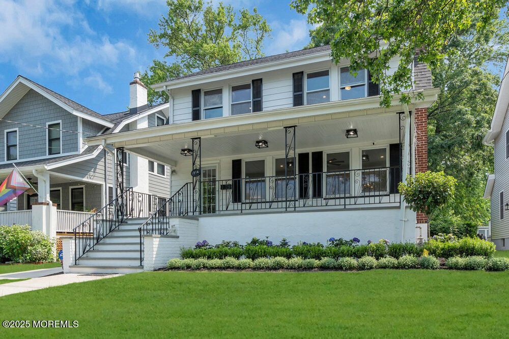 Exterior, Facade, Brick Facade, American Foursquare