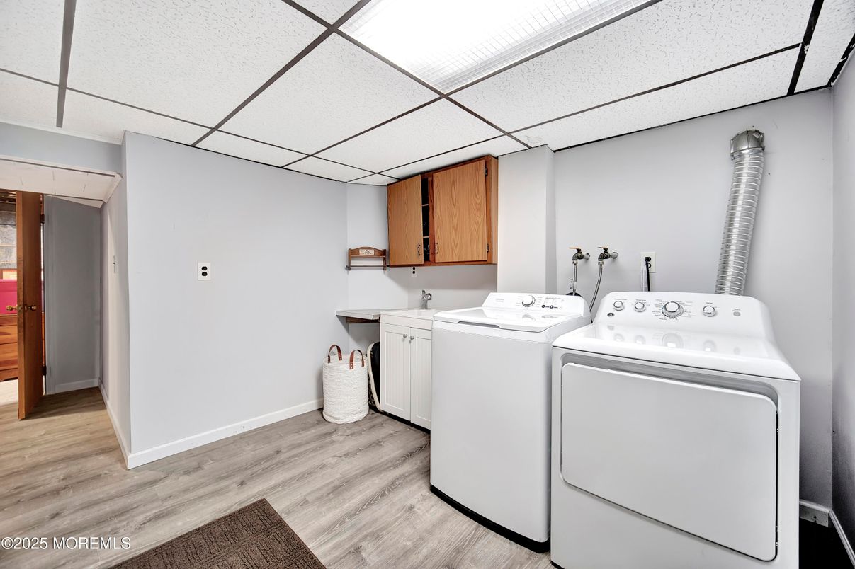 Interior, Washer, Wood Texture Flooring