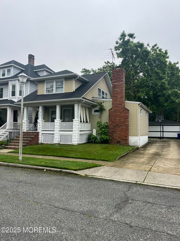 Exterior, Facade, Queen Anne Victorian