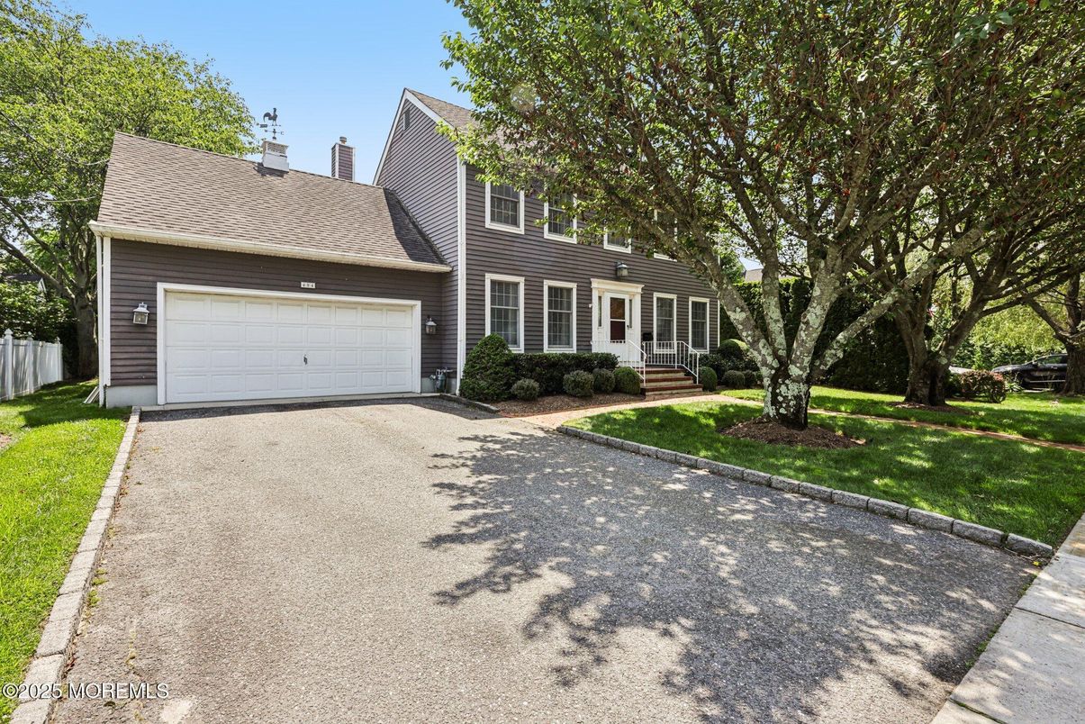 Attached, Exterior, Facade, Cape Cod