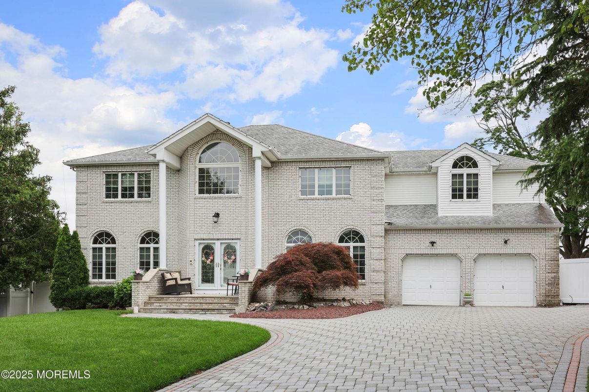 Attached, Exterior, Facade, Brick Traditional