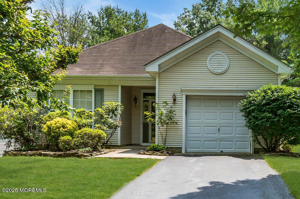 Attached, Exterior, Facade, Ranch