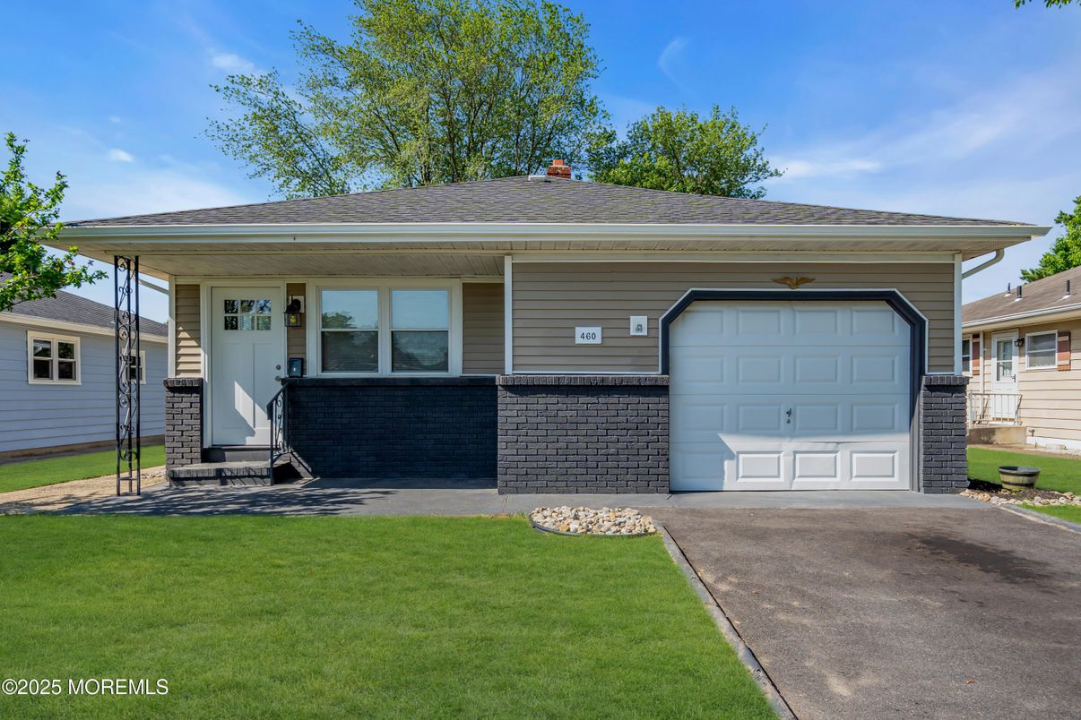 Attached, Exterior, Facade, Split Level