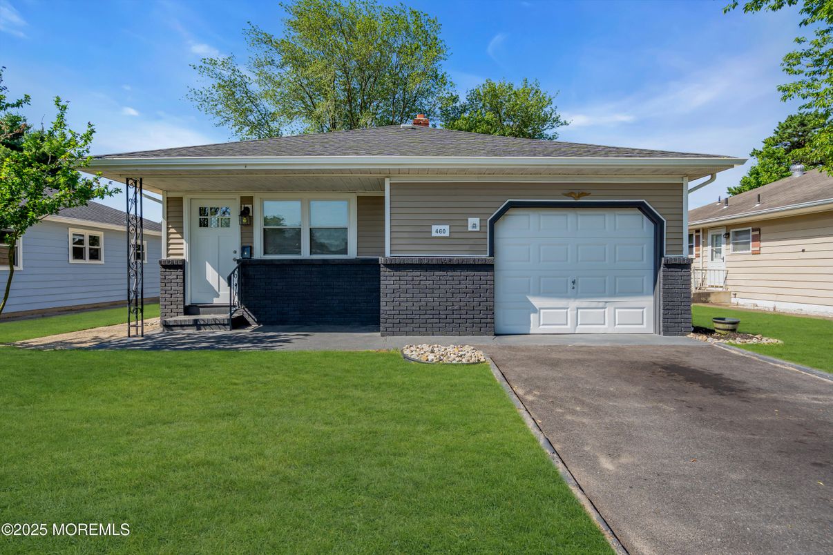 Attached, Exterior, Facade, Ranch