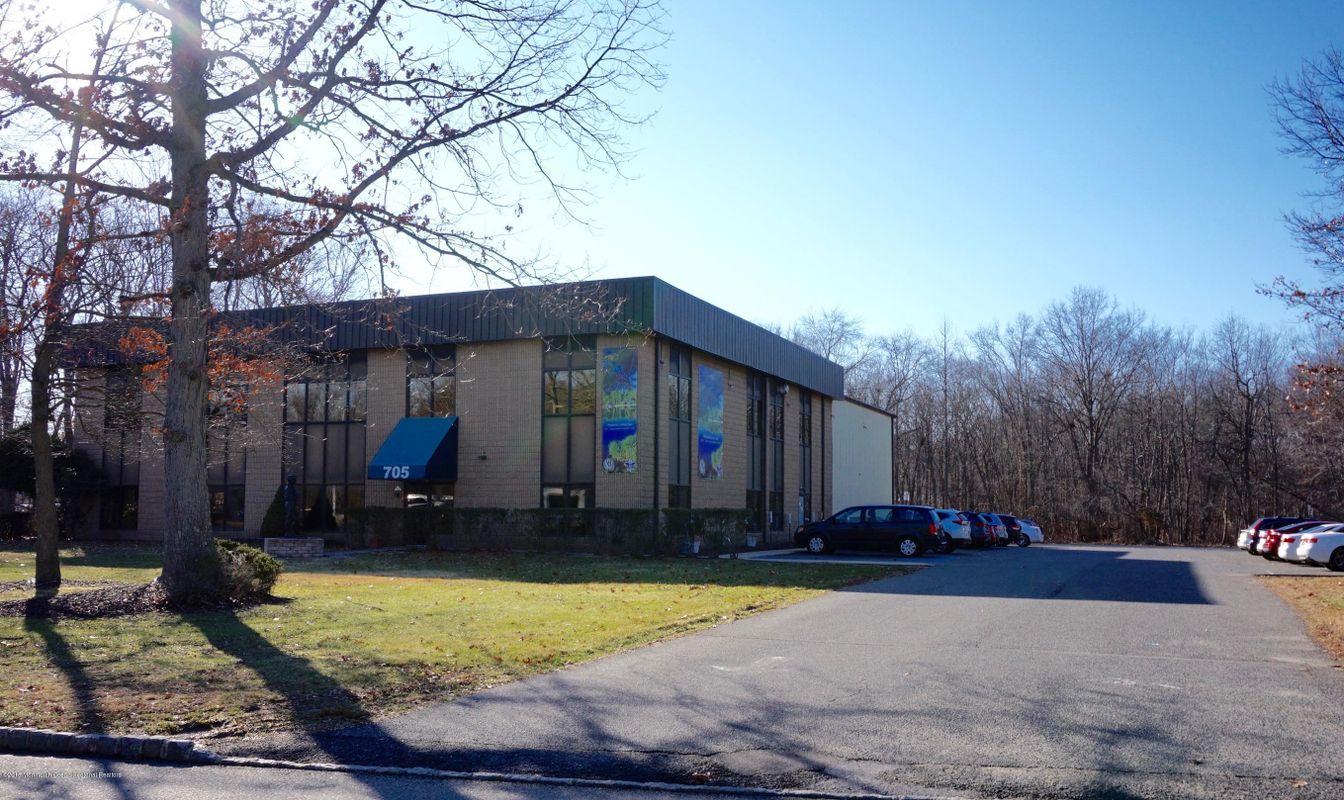 Exterior, Facade, Modern