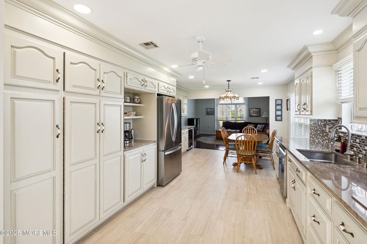 Chandelier, Dining room, Interior, Kitchen, Recessed Lighting, Wood Texture Flooring