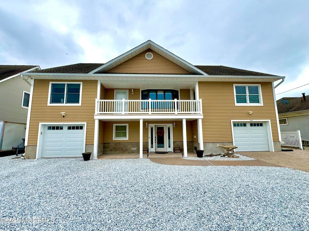 Attached, Exterior, Facade, Raised Ranch