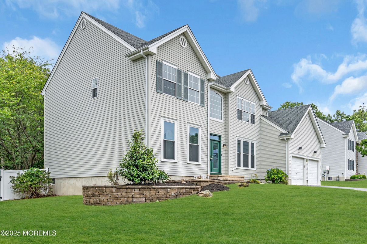 Attached, Exterior, Facade, Farmhouse