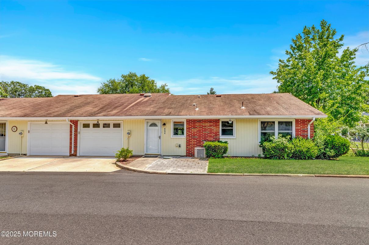 Attached, Exterior, Facade, Ranch
