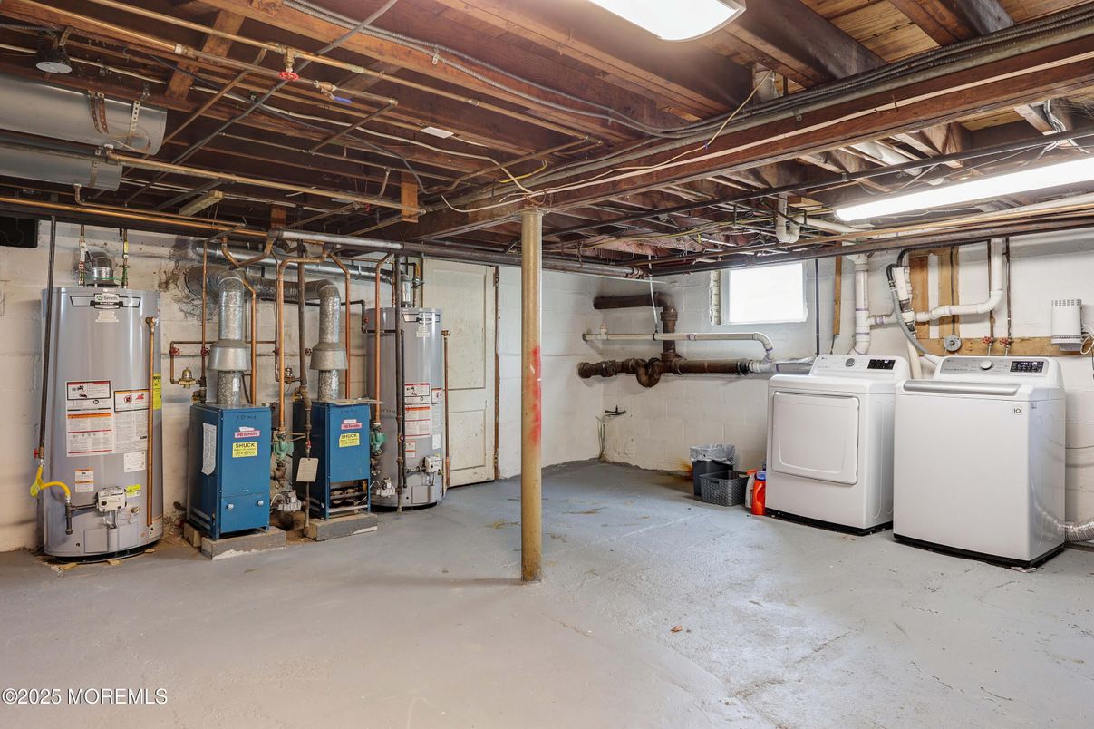 Interior, Washer, Wooden Beams