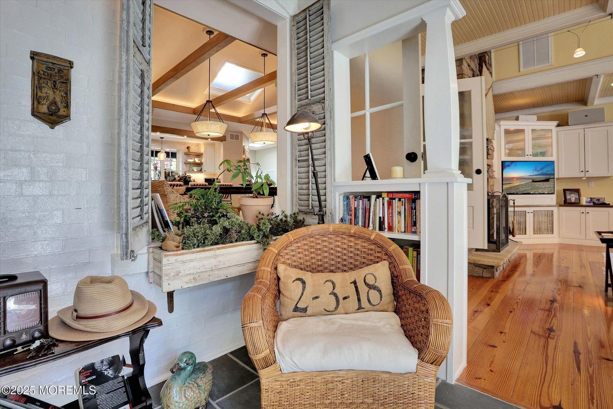 Interior, Pendant Lights, Wood Texture Flooring