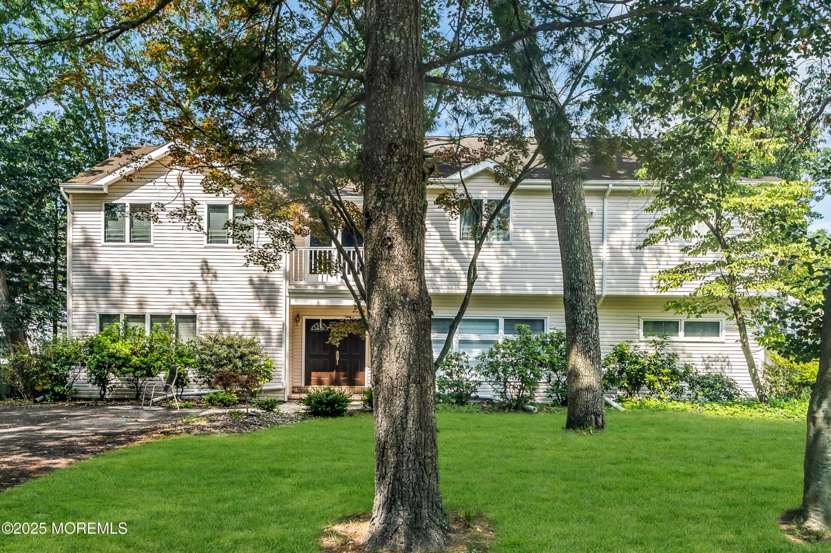 Exterior, Facade, Raised Ranch