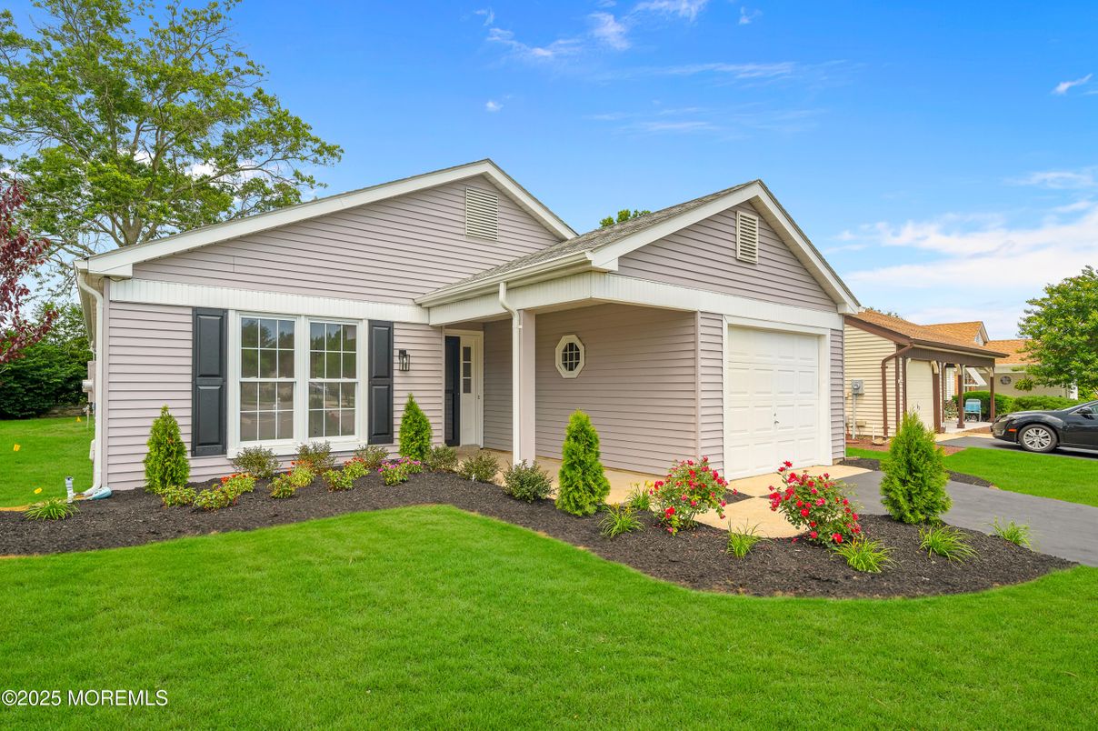 Attached, Exterior, Facade, Ranch