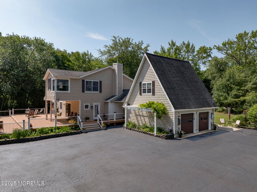 Attached, Exterior, Facade, Farmhouse
