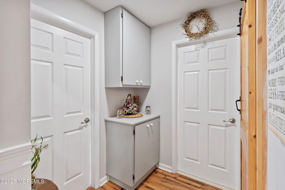 Interior, Washer, Wood Texture Flooring