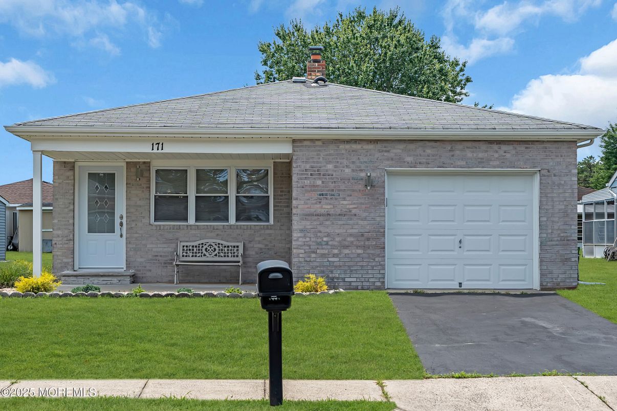Attached, Exterior, Facade, Brick Facade, Ranch